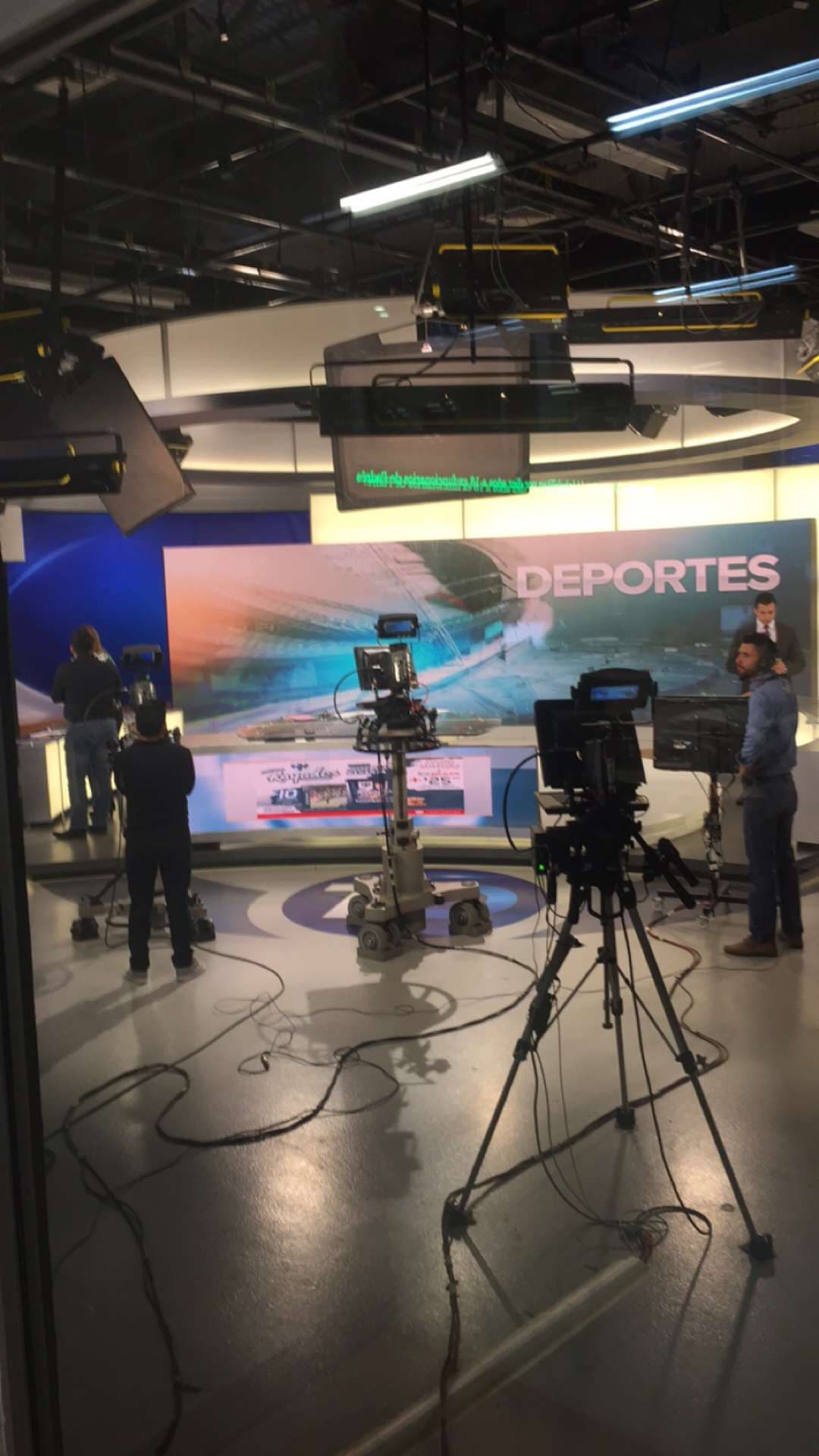 Detrás de cámaras en el set Deportes durante la era de Play Advertising en 2012