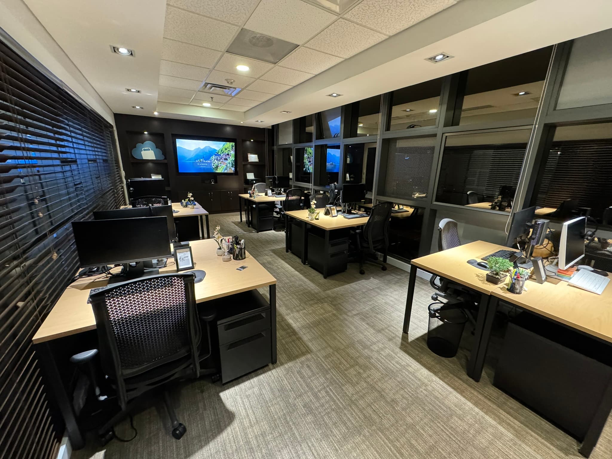 Interior moderno de las oficinas de TravelCloud en Miami